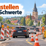 Baustellen Schwerte: KI-generierte Illustration mit Bauarbeitern, Bagger, Absperrbaken und Ampel auf einer Straße, im Hintergrund eine stilisierte Altstadtsilhouette